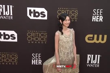 HoYeon Jung sành điệu trên thảm đỏ Critics Choice