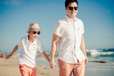 Quang Dũng đón con trai về Việt Nam ăn Tết