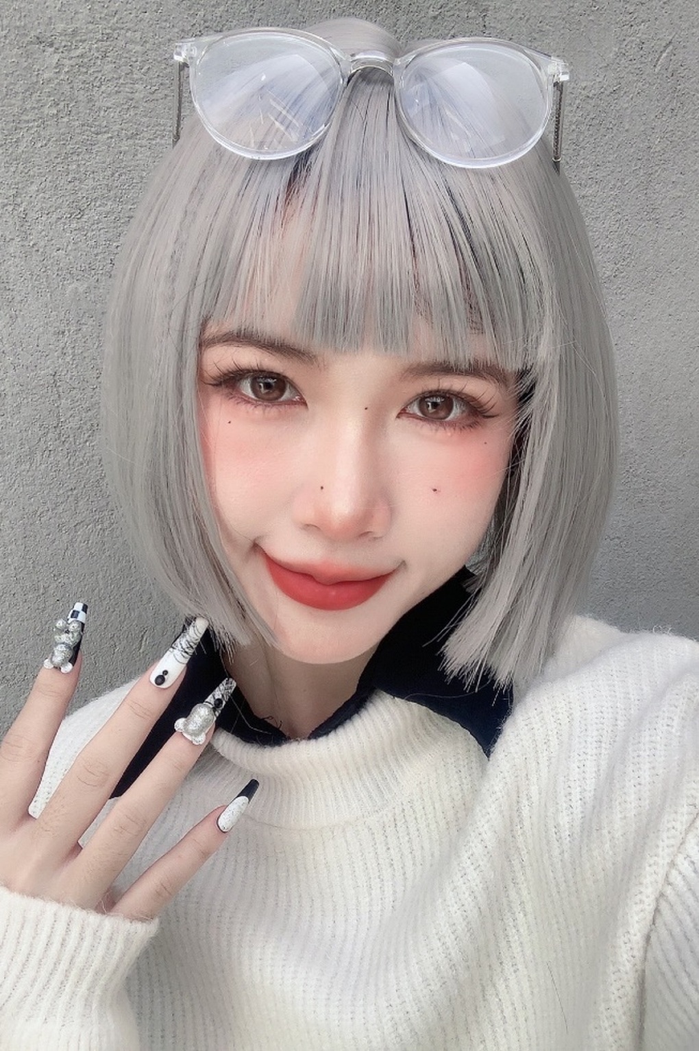 Bạn nữ đam mê làm móng, mua bộ quần áo mới sẽ đổi bộ móng mới - 1 Bạn nữ đam mê làm móng, mua bộ quần áo mới sẽ đổi bộ móng mới - 1