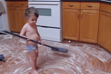 Clip vui của bé: Khi trong nhà có chuyên gia gây rắc rối…