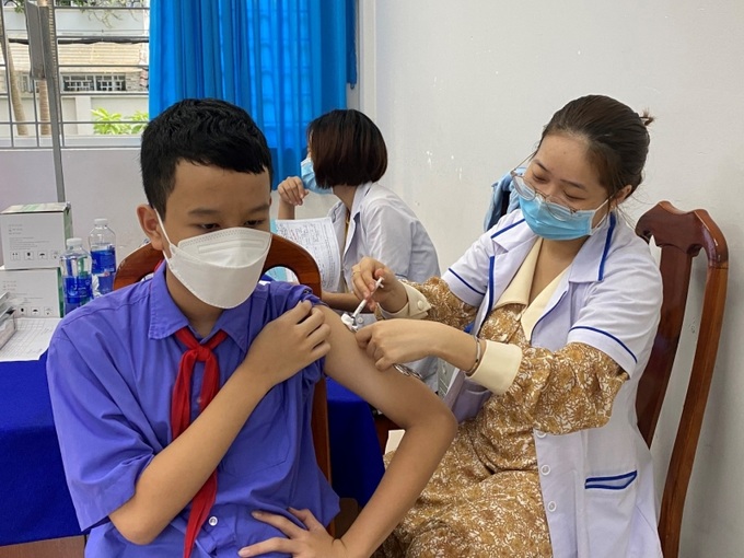 Tiêm vaccine phòng COVID-19 cho trẻ tại điểm tiêm