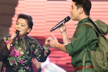 NSND Thanh Hoa song ca "rất ngọt" cùng con trai trên sân khấu