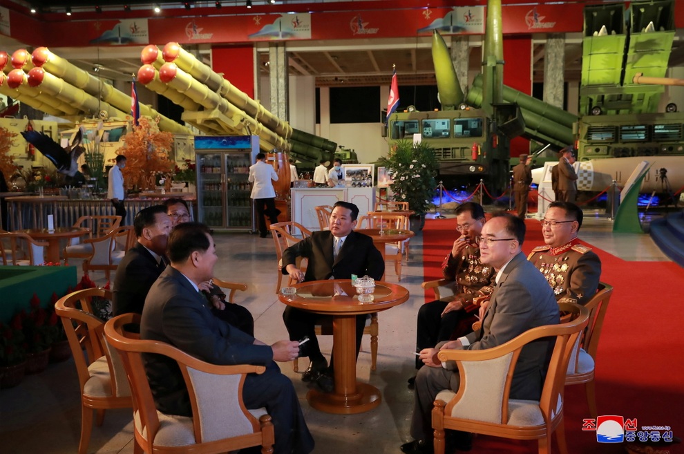 Triều Tiên khoe dàn vũ khí uy lực tại triển lãm quốc phòng - 5 Triều Tiên khoe dàn vũ khí uy lực tại triển lãm quốc phòng - 5