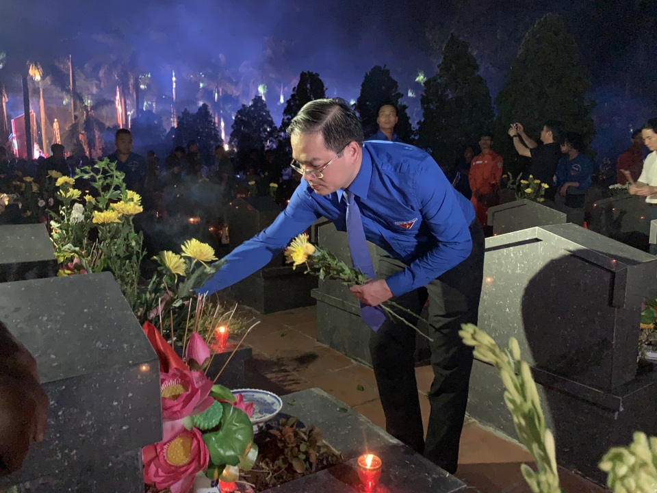 Thanh niên Thủ đô thắp nến tri ân các anh hùng liệt sĩ - 3 Thanh niên Thủ đô thắp nến tri ân các anh hùng liệt sĩ - 3