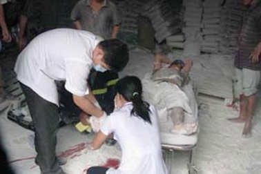 Suýt mất mạng vì rơi xuống máng hút bột đá