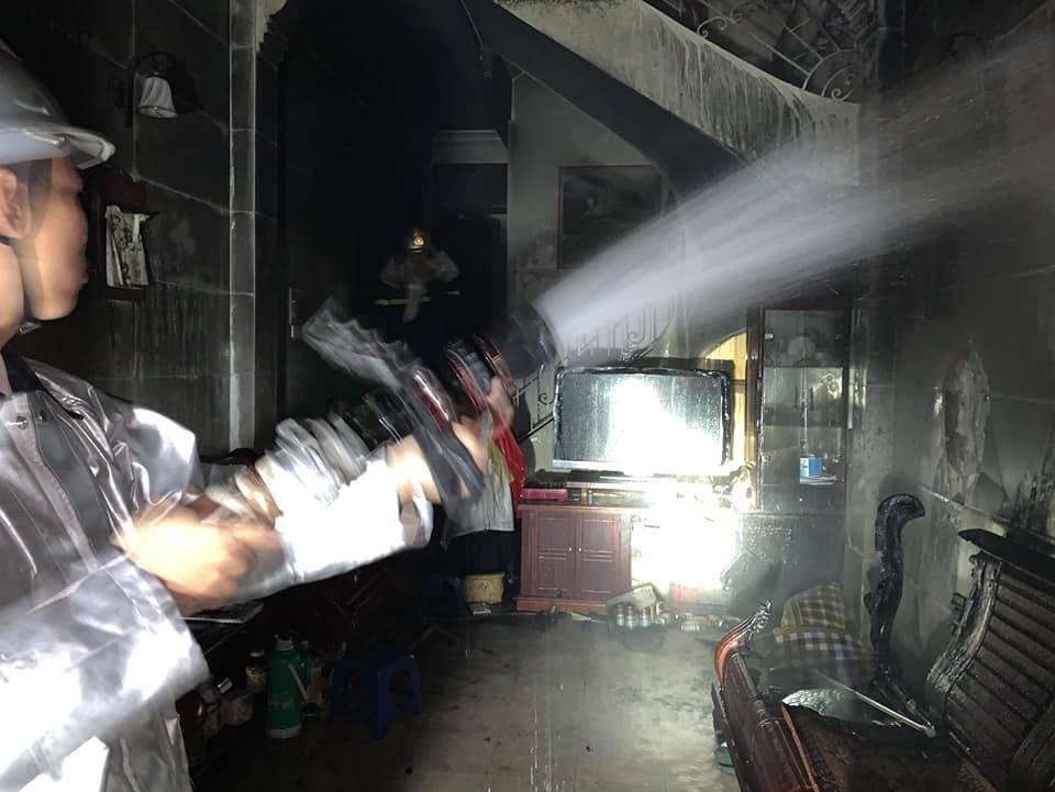 Cảnh sát giải cứu 6 người trong ngôi nhà cháy - 2 Cảnh sát giải cứu 6 người trong ngôi nhà cháy - 2