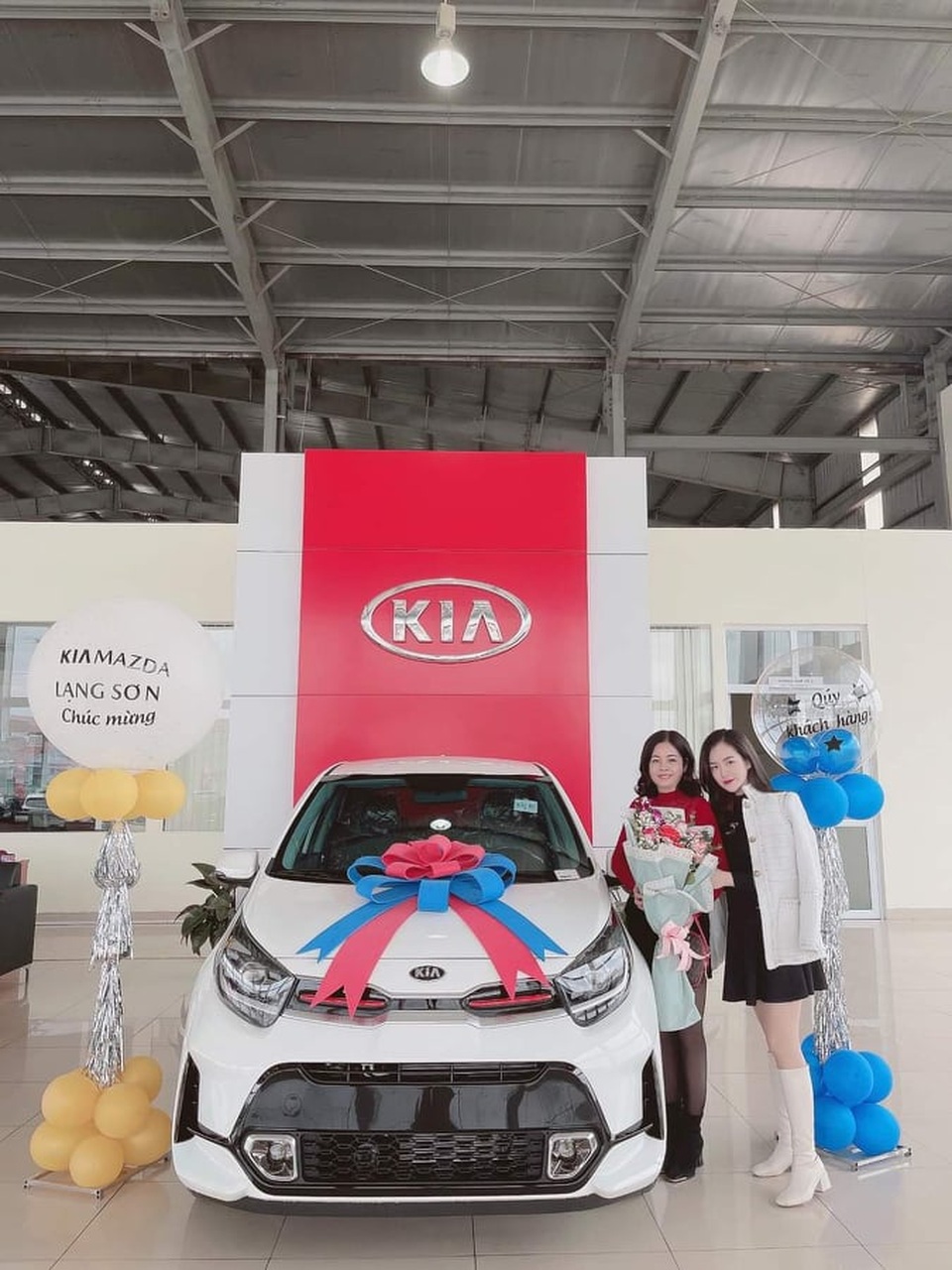 Cô dâu 9X xinh đẹp đeo vàng trĩu cổ, kín tay trong ngày cưới gây sốt mạng - 8 Cô dâu 9X xinh đẹp đeo vàng trĩu cổ, kín tay trong ngày cưới gây sốt mạng - 8