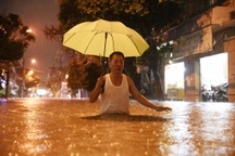 Mưa lớn hơn 100mm ở TPHCM, chợ Thủ Đức ngập nặng vì thoát nước yếu