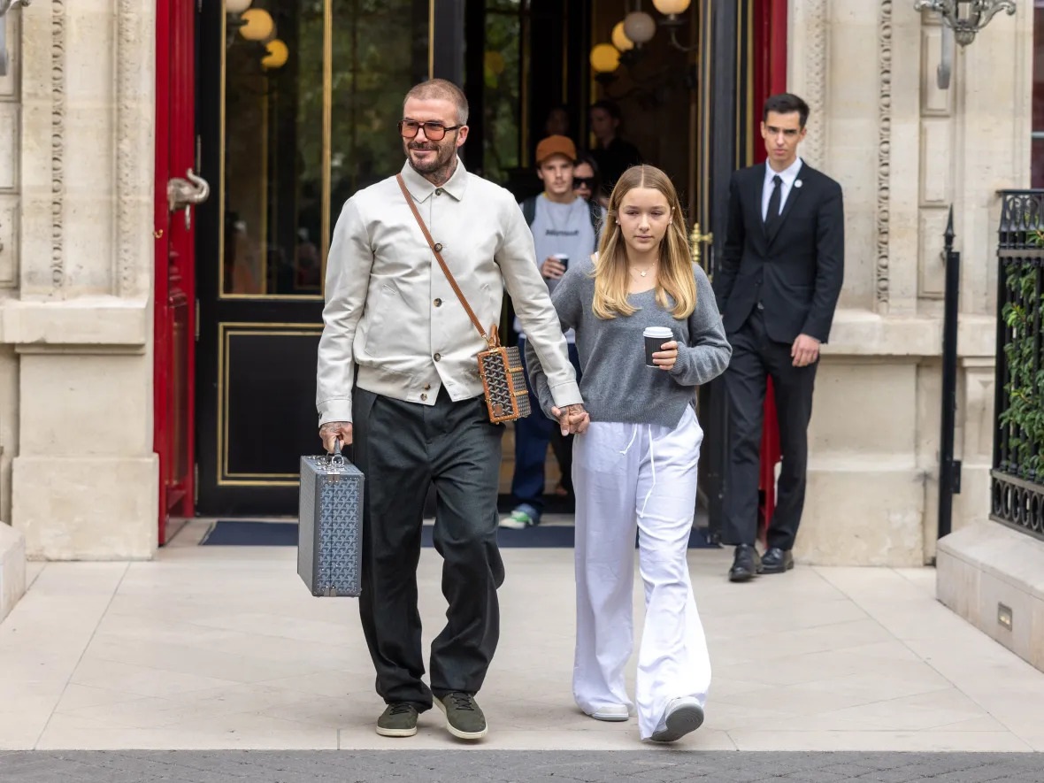 David Beckham thích xuống phố với túi hàng hiệu cỡ khủng, có giá đắt đỏ - 9 David Beckham thích xuống phố với túi hàng hiệu cỡ khủng, có giá đắt đỏ - 9