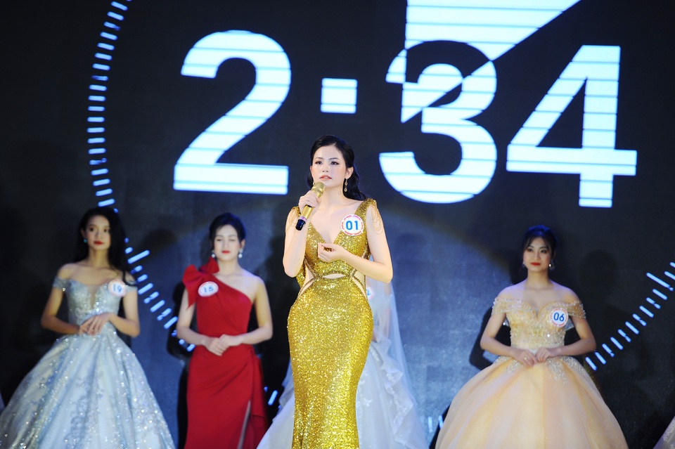 Độc đáo cuộc thi hoa khôi hội tụ trang phục truyền thống các dân tộc thiểu số - 13 Độc đáo cuộc thi hoa khôi hội tụ trang phục truyền thống các dân tộc thiểu số - 13