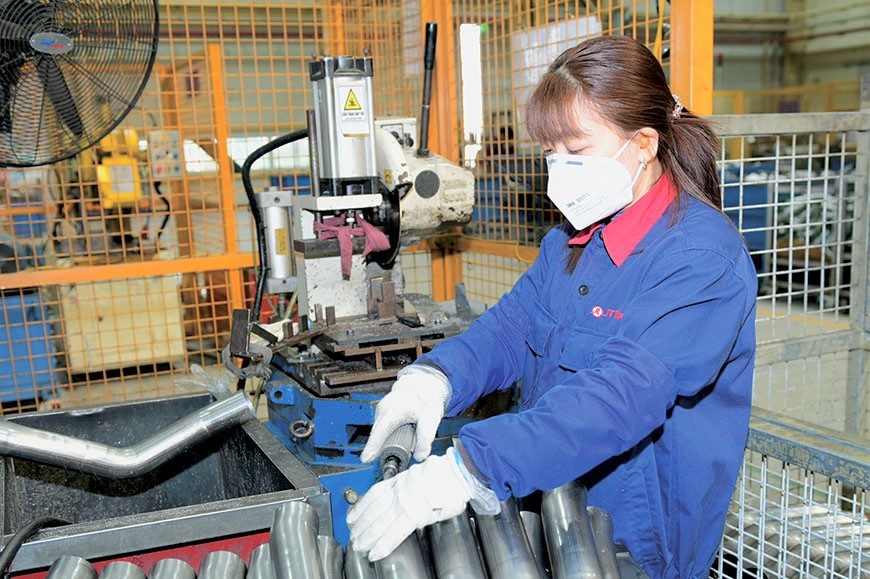 جایزه تت در بعضی جاها صدها میلیون دونگ ارزش دارد، در بعضی دیگر فقط به اندازه یک کاسه فو - 1 Thưởng Tết nơi trăm triệu đồng, chỗ chỉ bằng tô phở - 1