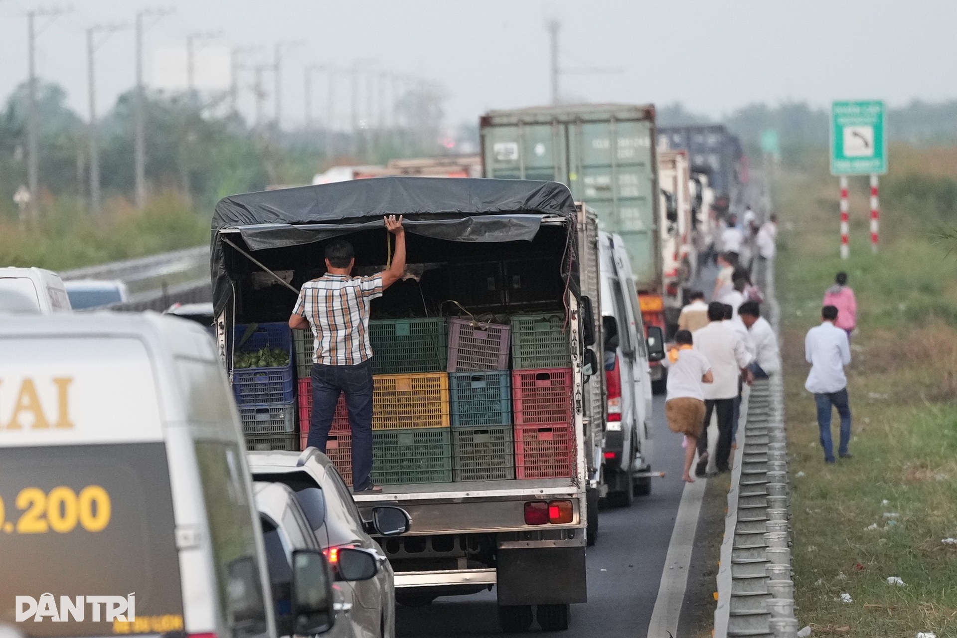 Kẹt xe 10km trên cao tốc Mỹ Thuận - Trung Lương do tai nạn ô tô liên hoàn - 2 Kẹt xe 10km trên cao tốc Mỹ Thuận - Trung Lương do tai nạn ô tô liên hoàn - 2