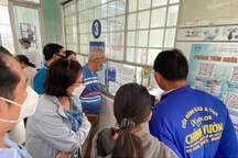 Người dân Cần Thơ đổ đi tiêm vaccine cúm