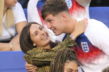 Ngắm mỹ nhân bốc lửa khiến cầu thủ Man City “bỏ rơi” cả vợ con