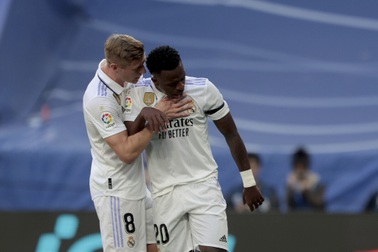 Vinicius tỏa sáng, Real Madrid quyết bám đuổi Barcelona tại La Liga