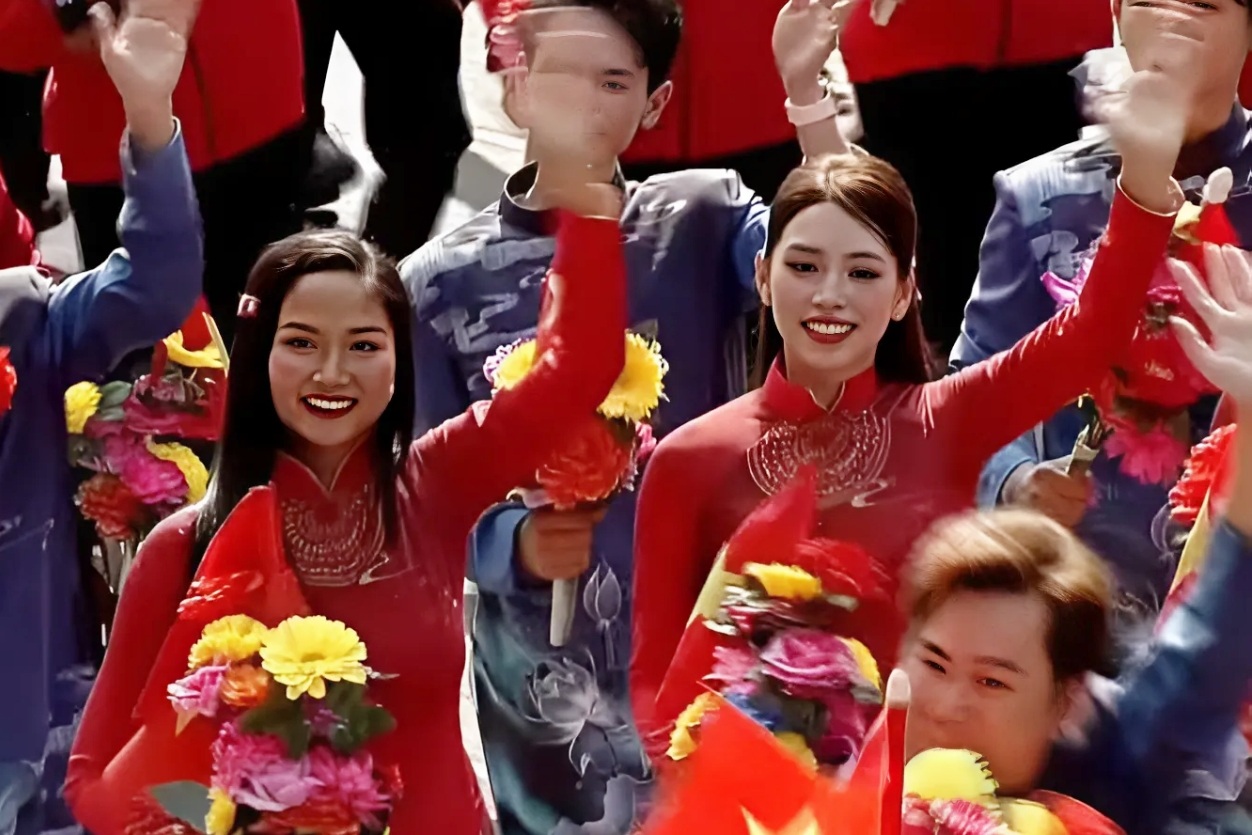 Dàn hoa hậu, nghệ sĩ thức trắng đêm vẫn rạng rỡ tham gia diễu binh 30/4 - 2 Dàn hoa hậu, nghệ sĩ thức trắng đêm vẫn rạng rỡ tham gia diễu binh 30/4 - 2