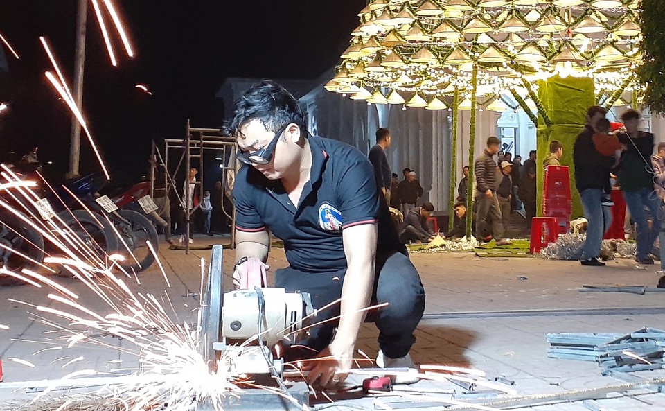 Cây thông Noel cao 18m kết từ 1.000 chiếc nón lá - 4 Cây thông Noel cao 18m kết từ 1.000 chiếc nón lá - 4