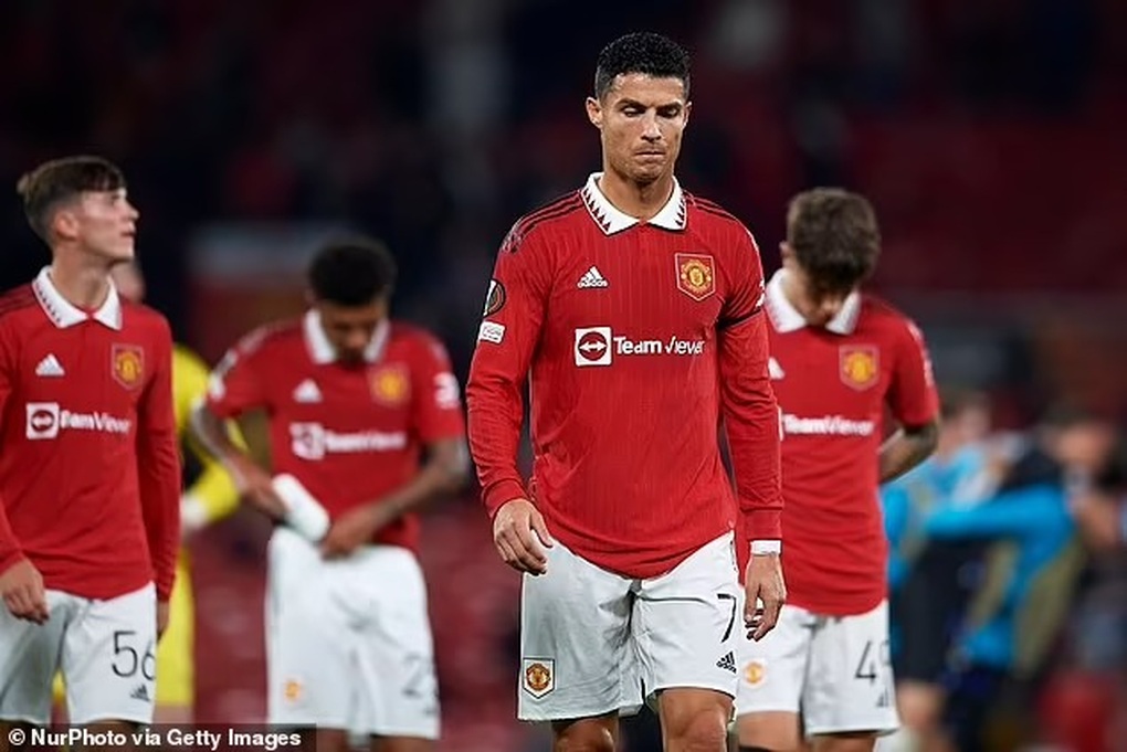 HLV Ten Hag tố Ronaldo đâm dao sau lưng mình để rời Man Utd - 2 HLV Ten Hag tố Ronaldo đâm dao sau lưng mình để rời Man Utd - 2