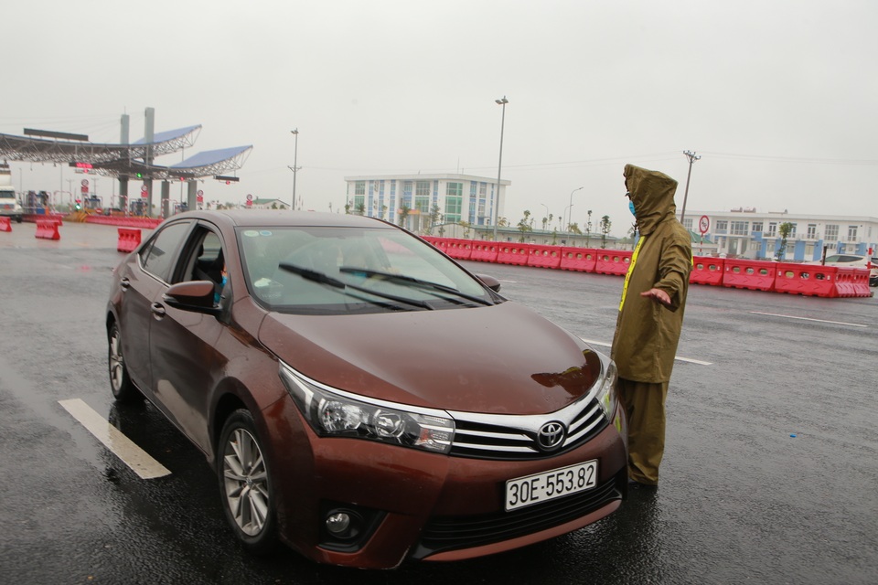 Bị từ chối cho vào thành phố, loạt xe tải nằm chờ giải tỏa hàng tại cao tốc - 9