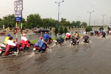 Đường lên cầu Rạch Chiếc ngập nặng sau cơn mưa