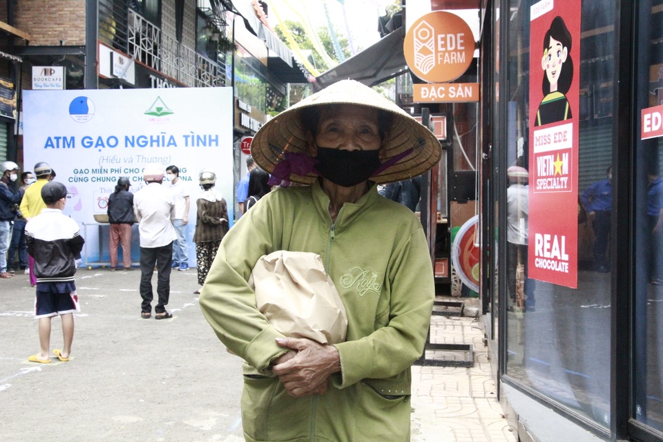 Người nghèo xúc động rơi nước mắt khi nhận gạo từ ATM - 7 Người nghèo xúc động rơi nước mắt khi nhận gạo từ ATM - 7