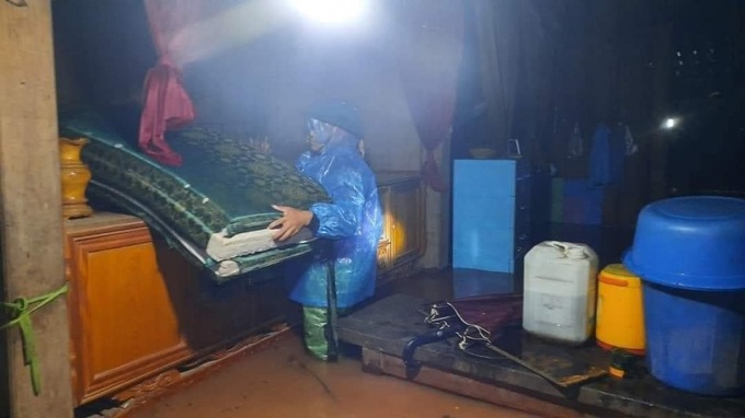 Nước lũ dâng cao, người dân kê đồ đạc lên cao và di dời trong đêm.