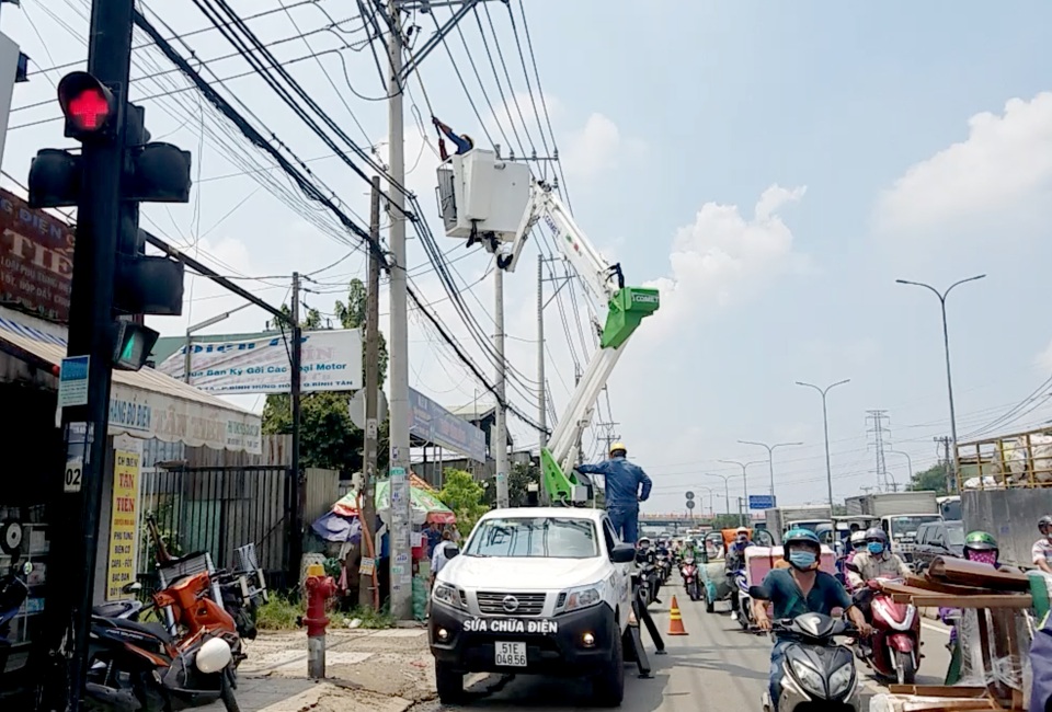Thùng container va vào máy biến áp, hàng trăm hộ dân mất điện - 2 Thùng container va vào máy biến áp, hàng trăm hộ dân mất điện - 2