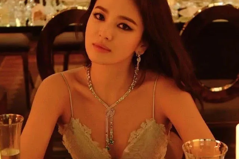 Song Hye Kyo lại khiến fan ngất ngây với loạt ảnh lả lơi, gợi cảm