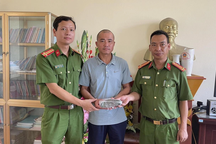 Công an Hà Nội trao trả gần 200 triệu đồng cho "khổ chủ" đánh rơi
