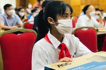 Hà Nội: Xót xa học sinh nghèo học trực tuyến nhờ hàng xóm