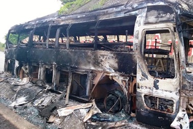 Xe chở học sinh cháy rụi khi đang chạy trên đường
