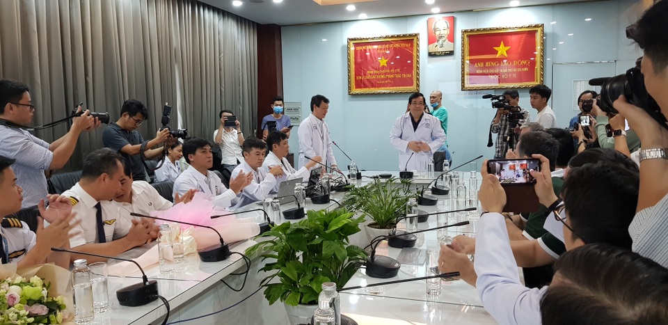 Phi công người Anh chính thức xuất viện - 1