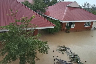 Lũ về bất ngờ, 130 người ở Làng trẻ SOS Quy Nhơn lên tầng 2 chờ hỗ trợ