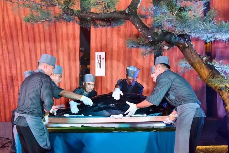 Mãn nhãn khi xem mổ cá ngừ vây xanh đại dương đến từ Nhật Bản trên 100kg - 2 Mãn nhãn khi xem mổ cá ngừ vây xanh đại dương đến từ Nhật Bản trên 100kg - 2