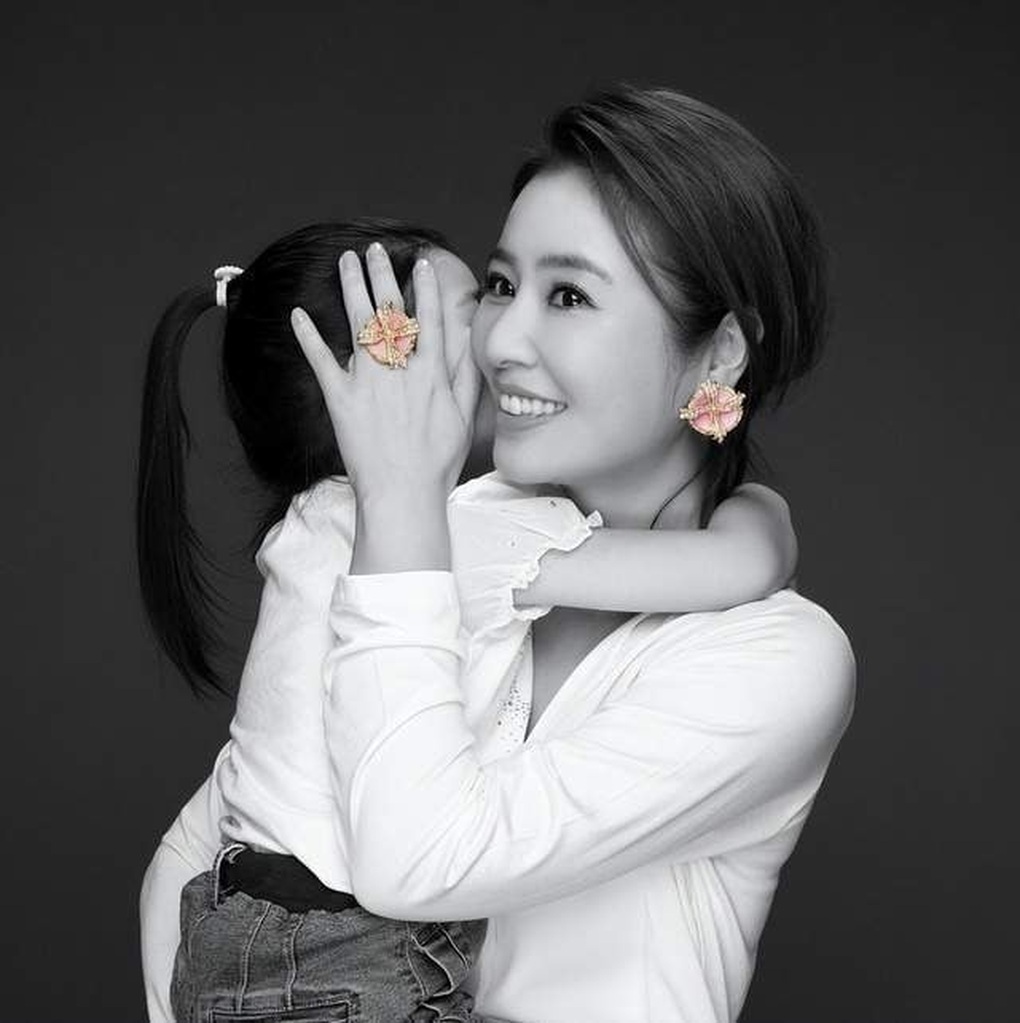 Lâm Tâm Như lần đầu khoe con gái, tiết lộ lý do chưa sinh thêm con - 1 Lâm Tâm Như lần đầu khoe con gái, tiết lộ lý do chưa sinh thêm con - 1