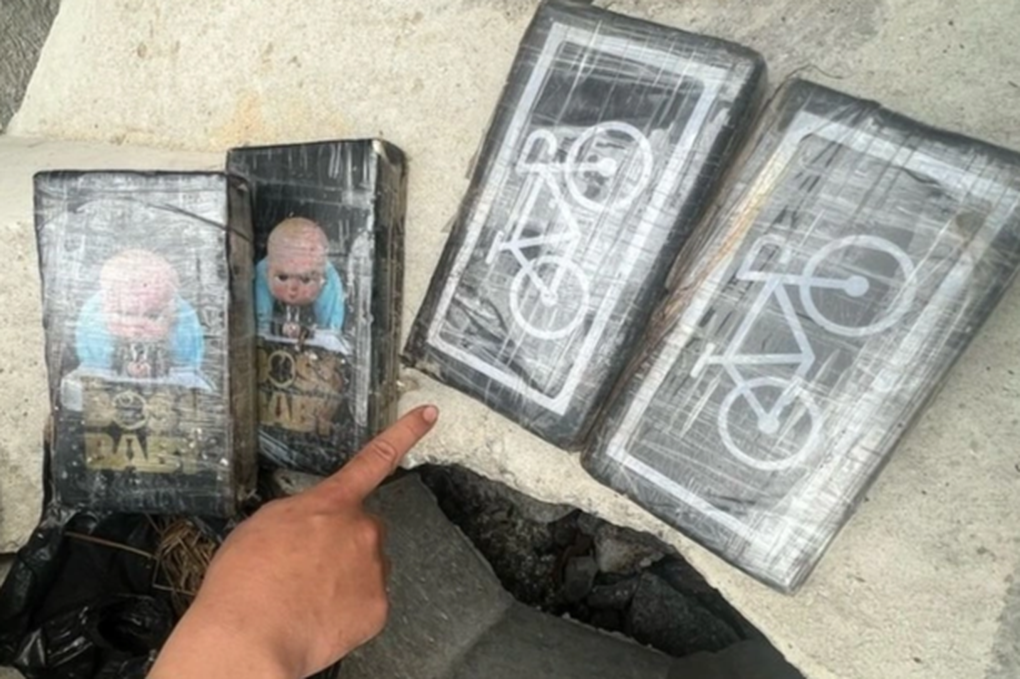 Người dân phát hiện 4 túi cocain dạt vào vùng biển Quảng Ngãi - 1 Người dân phát hiện 4 túi cocain dạt vào vùng biển Quảng Ngãi - 1