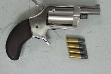 Khởi tố thiếu nữ rút súng thị uy trong quán bar