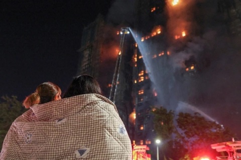 Vụ cháy ở Hong Kong: 94 người chết, nhân chứng tháo chạy trong biển lửa