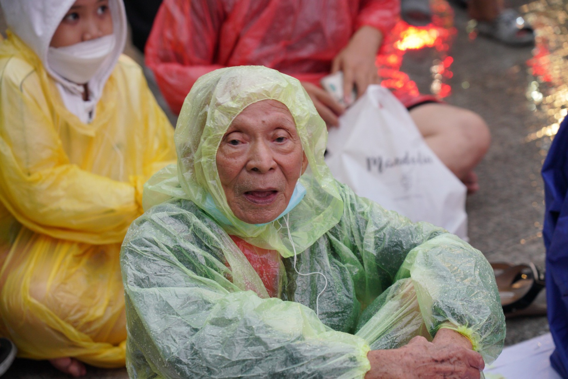 Người hâm mộ đội mưa múa lân, bưng mâm lễ hết mình cổ vũ tuyển U23 Việt Nam - 26