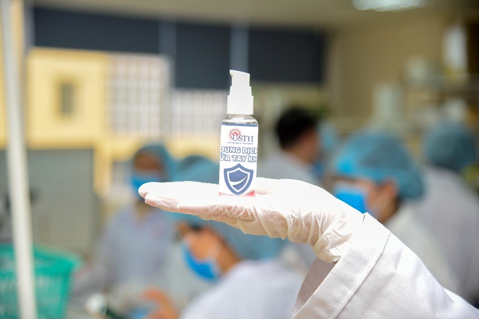 Trường ĐH Việt Pháp sản xuất dung dịch rửa tay khô phòng virus corona - 4 Trường ĐH Việt Pháp sản xuất dung dịch rửa tay khô phòng virus corona - 4