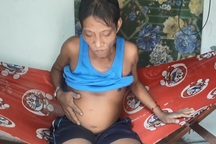 Xót xa cảnh người vợ bán vé số dạo kiếm từng cắc bạc chăm chồng bệnh "hiểm"