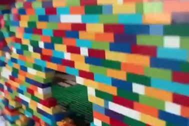 Tác phẩm lắp ghép bằng LEGO siêu ấn tượng trong tường nhà