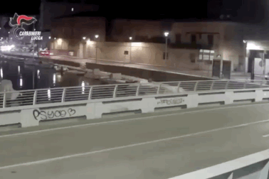 Tay đua F1 lái siêu xe Ferrari đuổi theo hai tên trộm đồng hồ