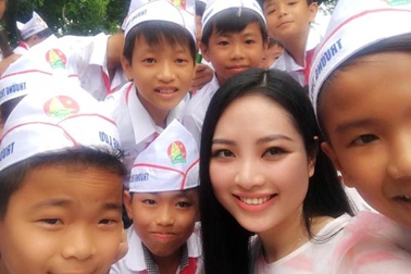 Hoa hậu Ngọc Anh dịu dàng dự lễ khai giảng tại trường cũ