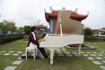 Cụ bà 77 tuổi tự lái ô tô đi làm mộ cho mình, dặn con cháu điều đặc biệt