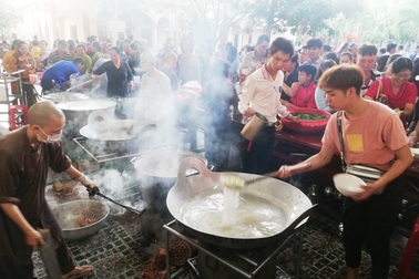 "Đặc sản" bún mắm nước lèo chay “hút” khách ngày Rằm tháng Giêng