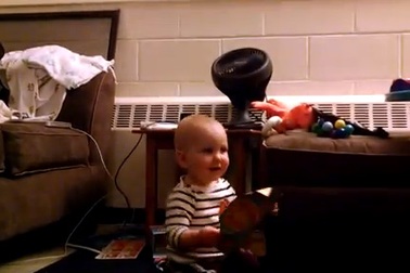Bé 1 tuổi không ngừng nhún nhảy cùng bưu thiếp nhạc