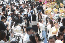 Phố Phan Đình Phùng ùn tắc, đông nghẹt người chụp ảnh trong ngày nghỉ lễ