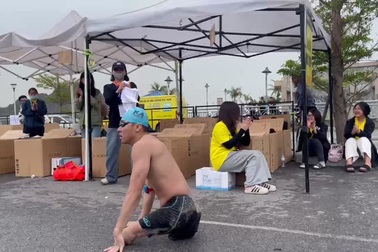 Nhiều người cổ vũ cho Tuấn Hưng sau khi VĐV này hoàn thành phần thi