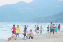 Lễ hội biển Lăng Cô hút khách